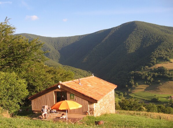 Exterior - Panoramic view, isolated in the mountains, eco-renovation (Rivèrenert)