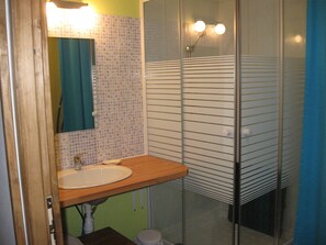 Douche, sèche-cheveux, papier toilette