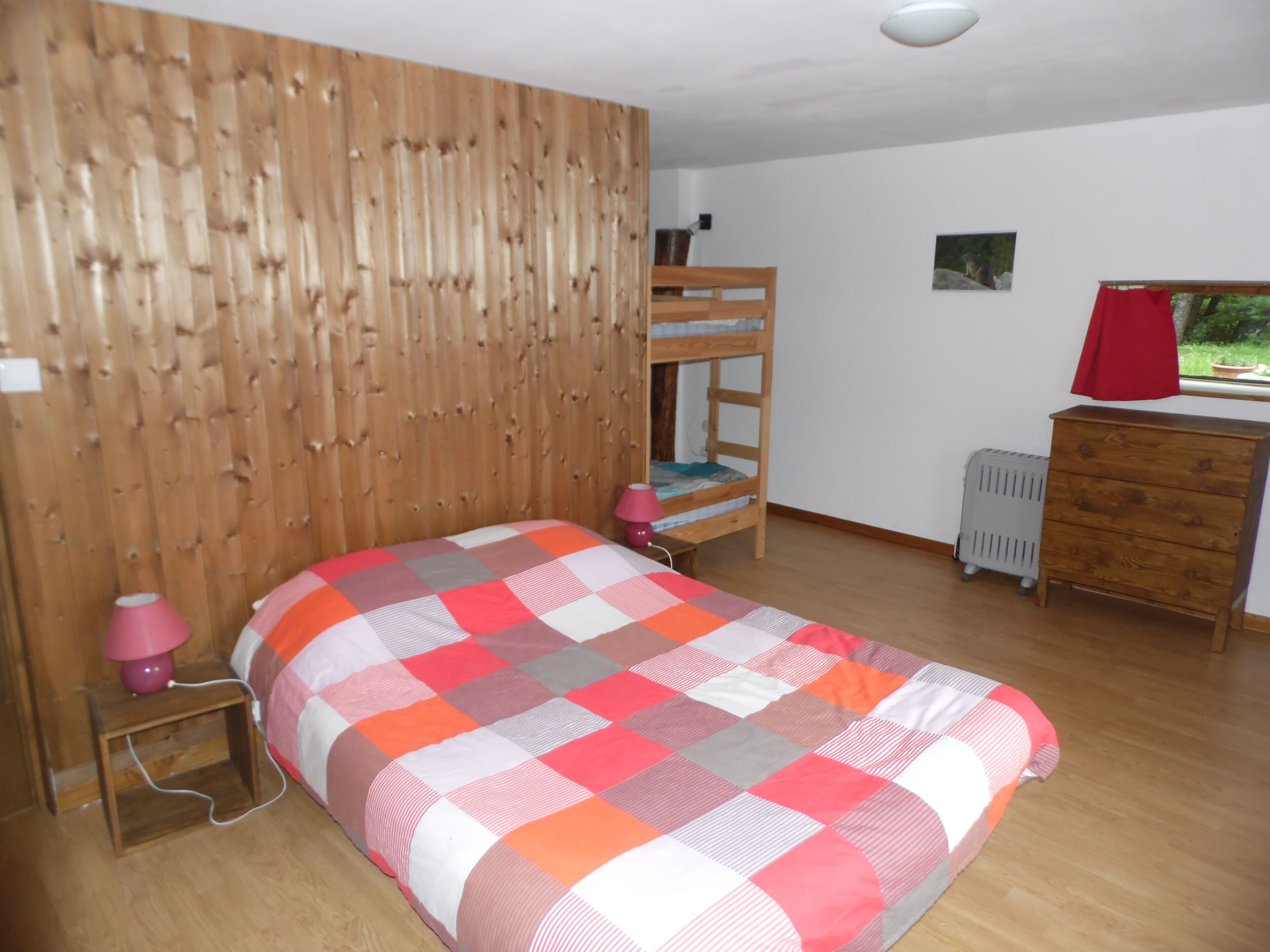 2 bedrooms, travel crib, free WiFi