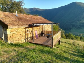 Property grounds - Panoramic view, isolated in the mountains, eco-renovation (Rivèrenert)