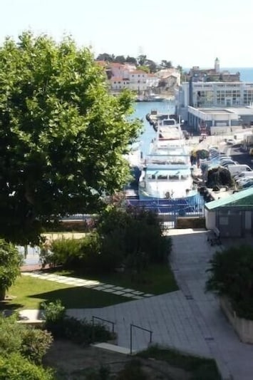 Vue du séjour et du balcon de l'appartement