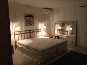 6 quartos, cofres nos quartos, ferros/tábuas de passar roupa, Wi-Fi