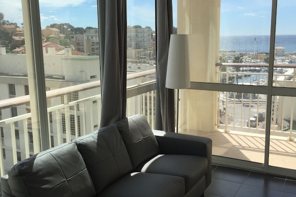 Fernseher, DVD-Player, Bücher