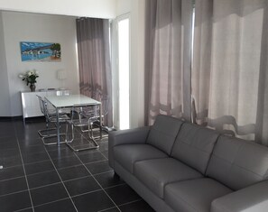 Een televisie, een dvd-speler en boeken