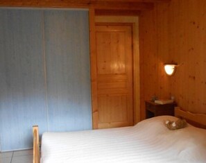 3 bedrooms, iron/ironing board, travel cot, free WiFi