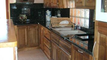 雪櫃、微波爐、焗爐、爐具