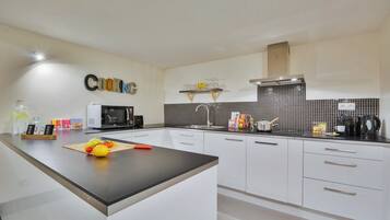 Kühlschrank, Mikrowelle, Herdplatte, Geschirrspüler