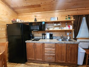 Refrigerador con congelador, microondas y parrilla de estufa 