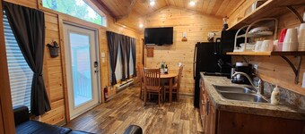 Disfruta de una de nuestras cabañas de 2 habitaciones en los frescos pinos de Christopher Creek. 