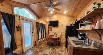 Genießen Sie eine unserer Hütten mit 2 Schlafzimmern in den kühlen Kiefern von Christopher Creek.