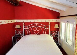 2 soverom, lydisolert, strykejern/-brett og reiseseng for barn