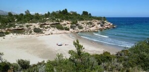 Beach nearby - Villa with private protected pool, 200 m from the beach, air conditioning (Ametlla de Mar)