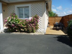 Outdoor dining - In the heart of the Bassin d'Arcachon, on the edge of the salt marshes and the coastal path. (Gujan-Mestras)