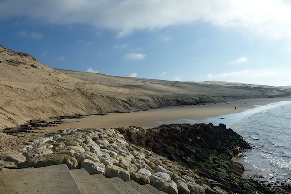 En la playa y camastros