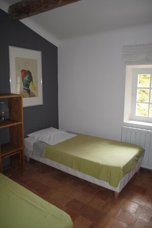 5 dormitoris, planxa i posts de planxar, wifi i roba de llit