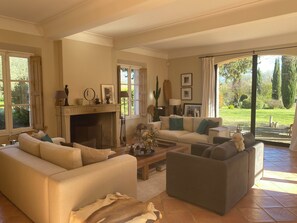 TV, fireplace, DVD player, table tennis - Provencal farmhouse from the 19th century with swimming pool, charming house (Aix-En-Provence)