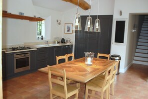 Frigorífic, microones, forn i placa de cuina