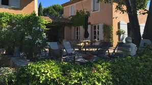 A courtyard with a dining area, outdoor seating, and a garden. - Provencal farmhouse from the 19th century with swimming pool, charming house (Aix-En-Provence)