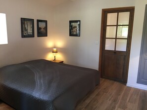 5 bedrooms, iron/ironing board, WiFi, bed sheets