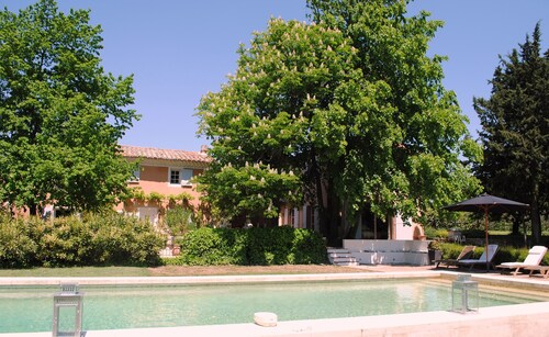 Mas provencal du XIXème avec piscine, maison de charme