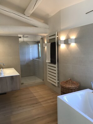 Sèche-cheveux, serviettes fournies