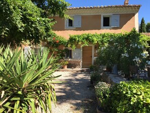 Exterior - Provencal farmhouse from the 19th century with swimming pool, charming house (Aix-En-Provence)