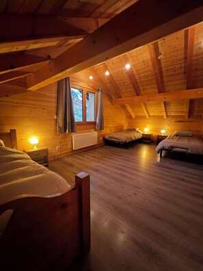 6 bedrooms, iron/ironing board, free WiFi, wheelchair access