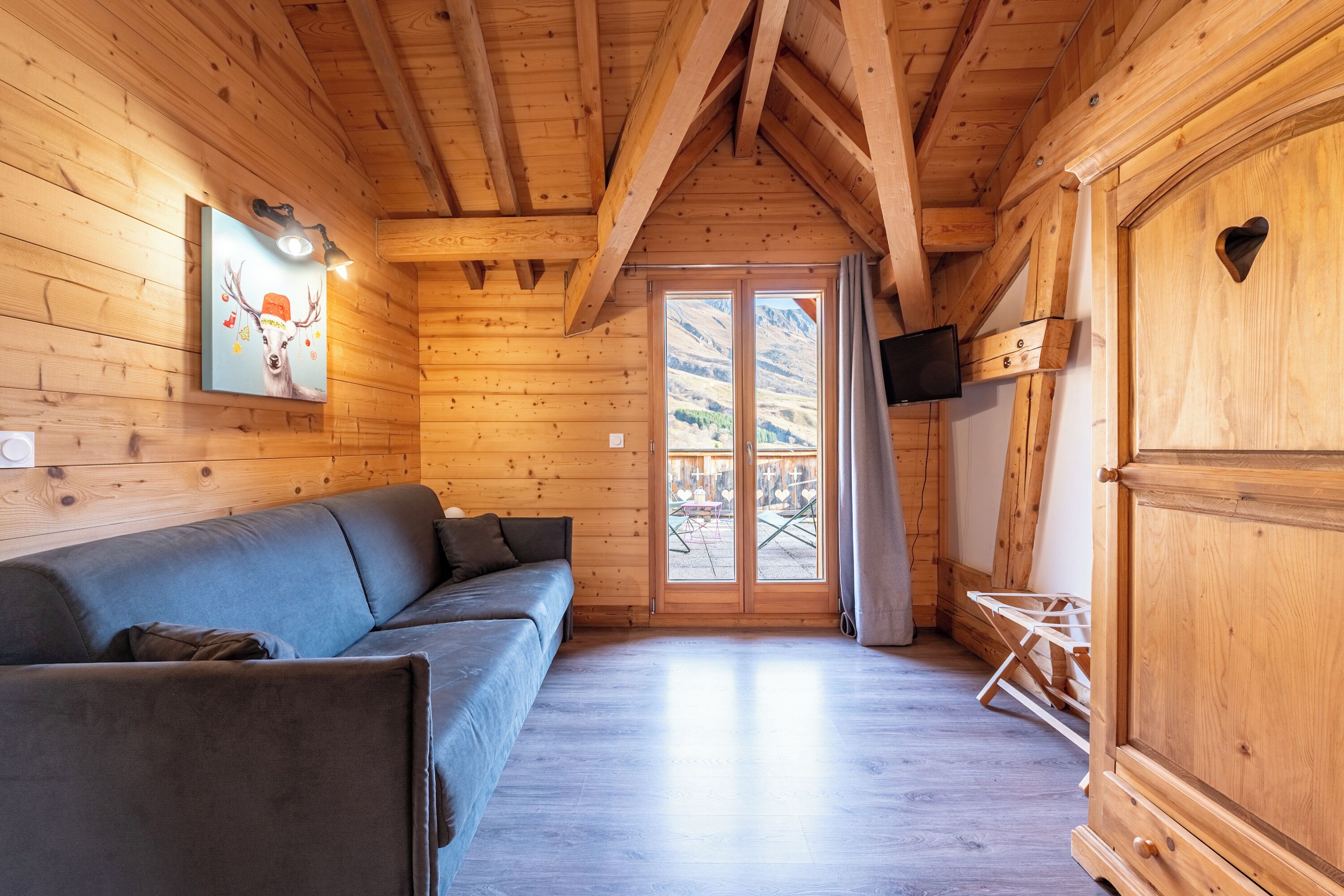 Fernseher, Kamin, DVD-Player, Tischfußball