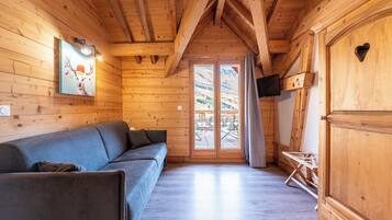 Fernseher, Kamin, DVD-Player, Tischfußball