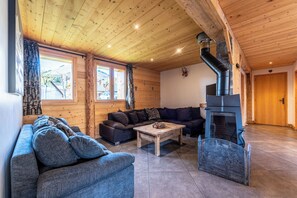 Télévision, cheminée, lecteur de DVD, baby-foot