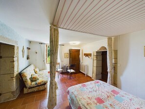 5 bedrooms, in-room safe, desk, iron/ironing board - Secluded house: charm, big park, salt pool, Spa, fitness, boules, Wi-Fi and view (Beauville)
