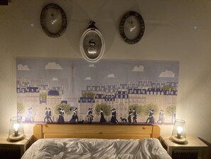 5 عدّة غرف نوم وخزنة داخل الغرفة ومكتب ومكواة/لوح كي