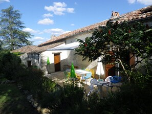 Outdoor dining - Secluded house: charm, big park, salt pool, Spa, fitness, boules, Wi-Fi and view (Beauville)