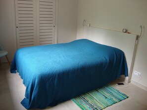 3 bedrooms, desk, travel crib, bed sheets