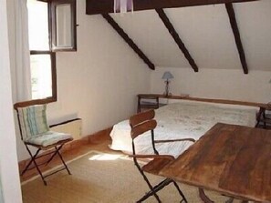 3 chambres, bureau, lit de bébé portatif, literie fournie