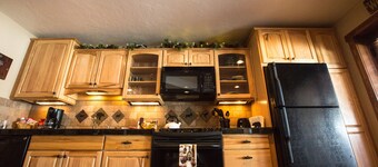 Luxury Apt,  Private Hot Tub, Couples Retreat