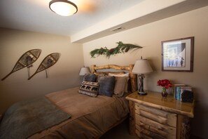 1 bedroom, iron/ironing board, WiFi, bed sheets - Luxury Apt,  Private Hot Tub, Couples Retreat (Breckenridge)