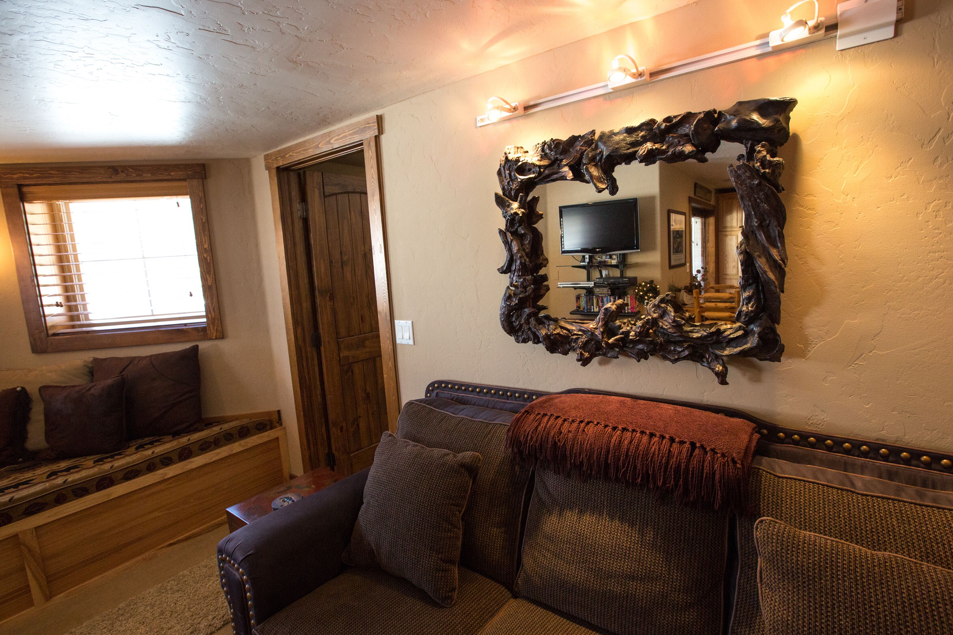 Smart TV, fireplace, DVD player, ping pong