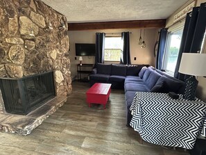 TV, fireplace, DVD player, books - HURRY! July 4th Cancellation: The Lake House is Available July 4-11.  Sleeps 21 (Central Lake)