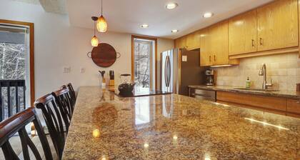 Pet-Friendly Condo, New Furniture, King Bed, Hot Tubs, Pools, Fireplace - CC301