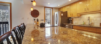 Pet-Friendly Condo, New Furniture, King Bed, Hot Tubs, Pools, Fireplace - CC301