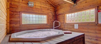 Beautiful Townhome, Gorgeous Views, Close to All, Hot Tub - 127