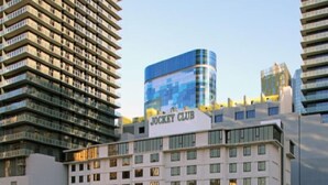 Ein mehrstöckiges Gebäude mit einem Schild, auf dem "JOCKEY CLUB" steht.