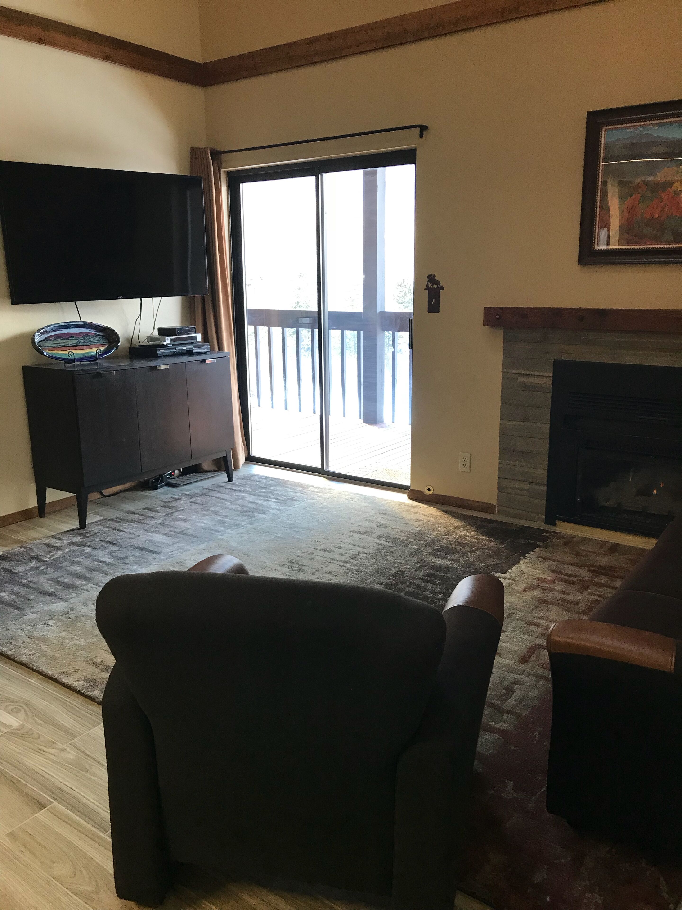 スマートテレビ、暖炉、DVD プレーヤー