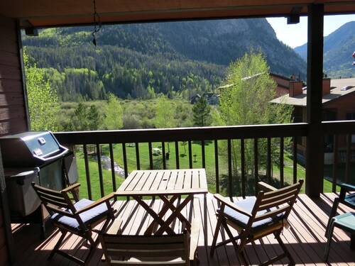3 Bed, 2 Bath; Near Ski Resorts stream view Great Pool, Hot Tubs, Covered Garage