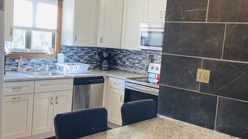 Een koelkast, een microgolfoven, een oven, een kookplaat