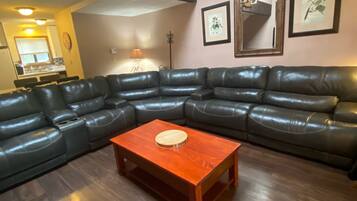 Smart-tv, een open haard, een dvd-speler en een tafeltennistafel