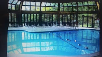 Een binnenzwembad en een verwarmd zwembad