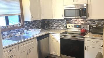 Een koelkast, een microgolfoven, een oven, een kookplaat