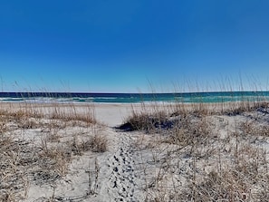 On the beach - Mamaw's Spot | Oceanfront + Pet Friendly! (Topsail Beach)